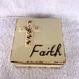 Beautiful “WORN WHITE” Faith Ceramic Trinket / Jewelry Box By Stonebriar 4.5”